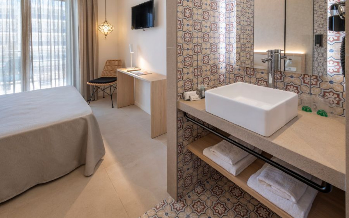 DOUBLE ROOM SINGLE USE (1+0)