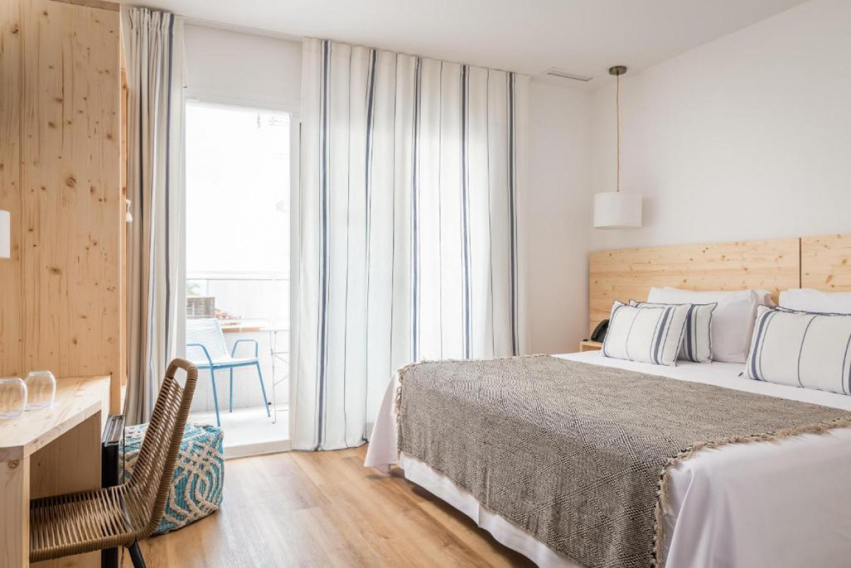 DOUBLE STANDARD ROOM SEA VIEW WITH BALCONY