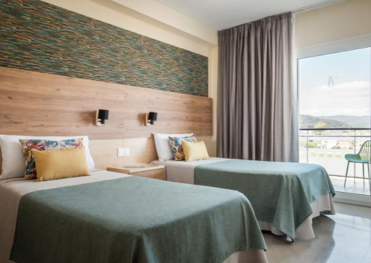 FAMILY STANDARD ROOM WITH BALCONY (3+1)