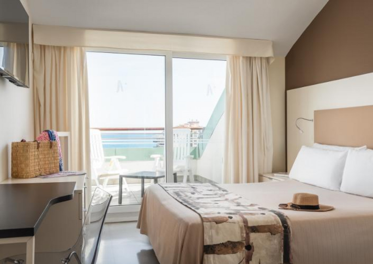 TRIPLE PREMIUM ROOM WITH BALCONY (2+1)