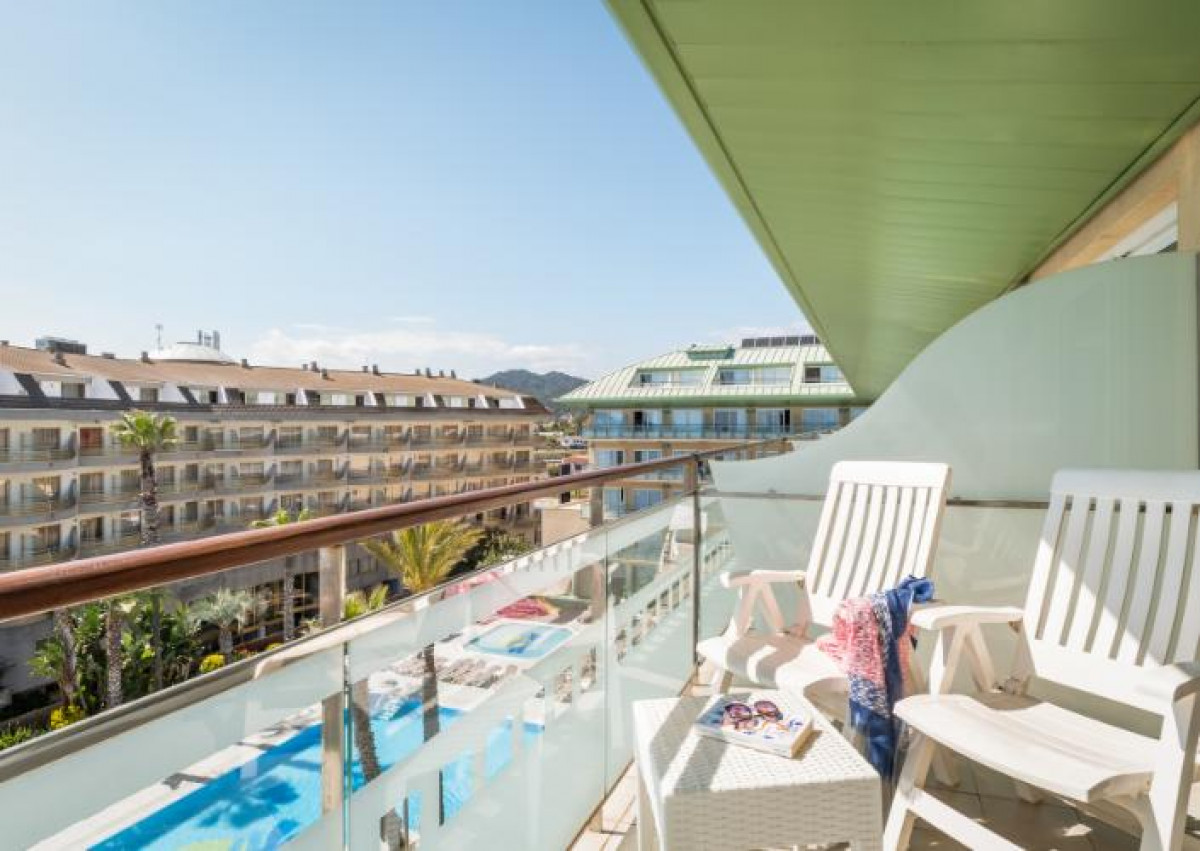 TRIPLE PREMIUM ROOM WITH BALCONY (2+1)