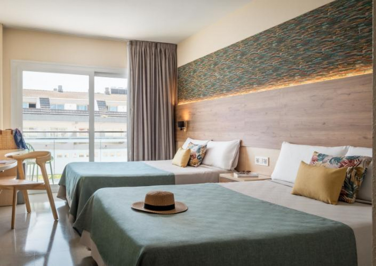 FAMILY STANDARD ROOM WITH BALCONY (2+1)