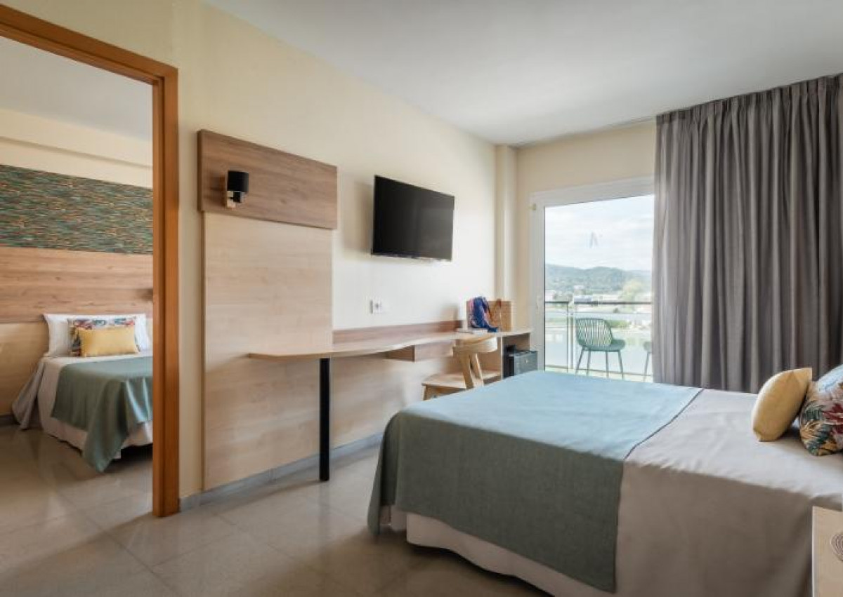 FAMILY STANDARD ROOM WITH BALCONY (4+0)