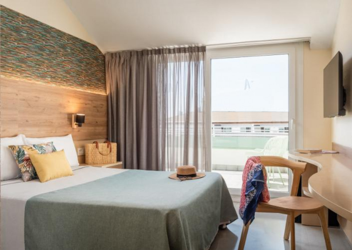 QUADRUPLE STANDARD ROOM WITH BALCONY (3+1)