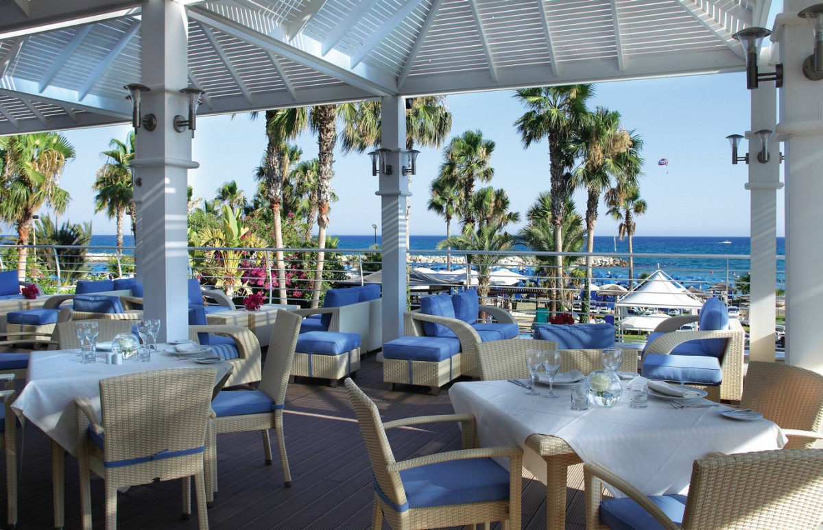 Oceanis Deck Lounge