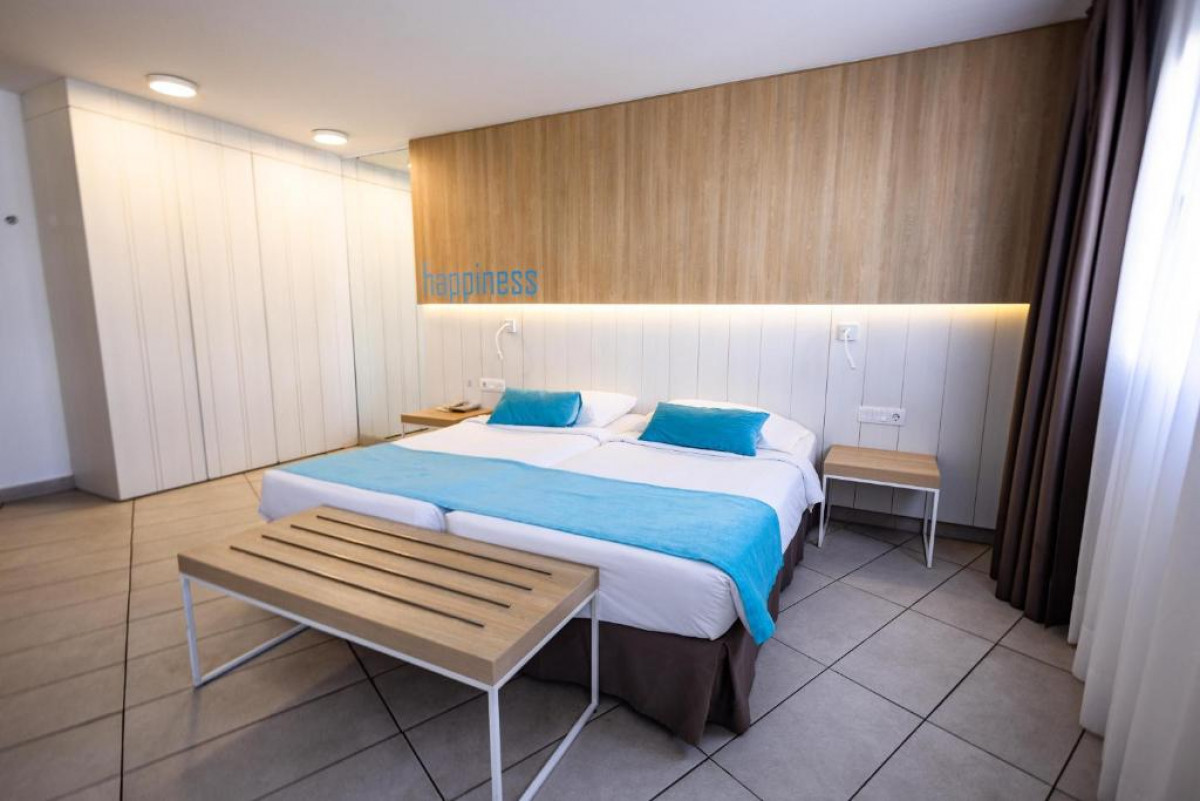 DOUBLE CLASSIC WITH TERRACE POOL VIEW (2+2)