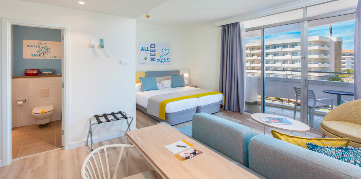DOUBLE/TWIN DELUXE ROOM ADULTS ONLY WITH BALCONY SINGLE USE
