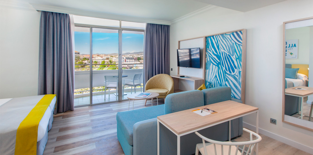 DOUBLE/TWIN DELUXE ROOM ADULTS ONLY WITH BALCONY SINGLE USE