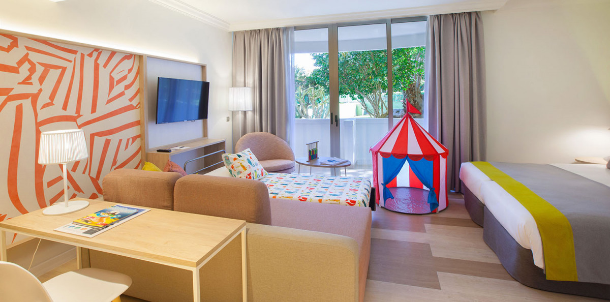 FAMILY ROOM WITH TERRACE