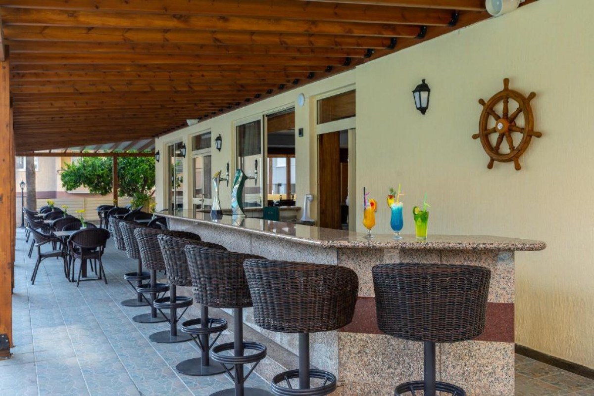 Pool Bar