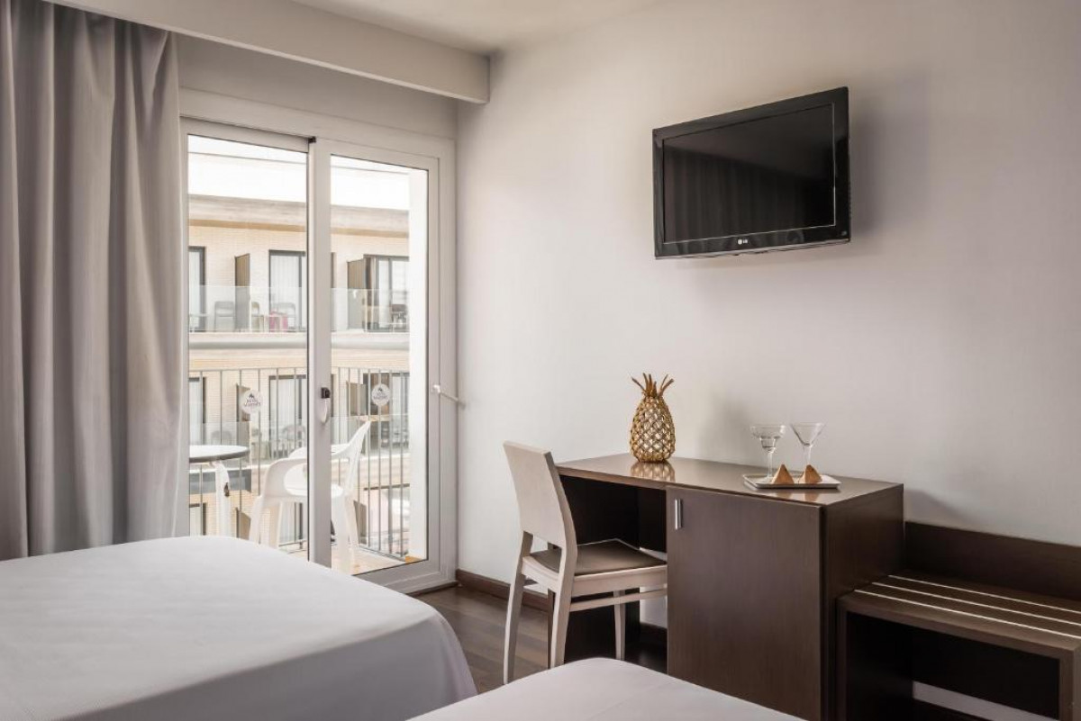 TRIPLE STANDARD ROOM WITH BALCONY (2+1)