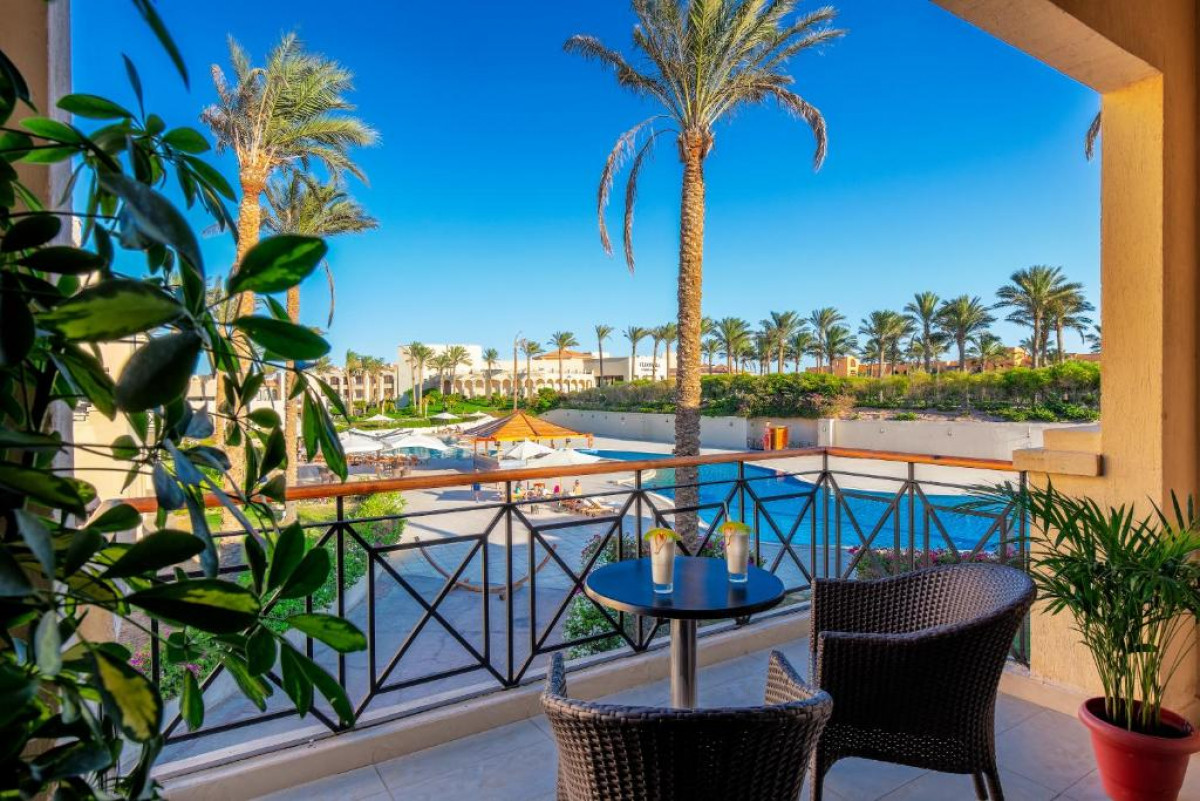 DOUBLE SUPERIOR POOL VIEW ROOM