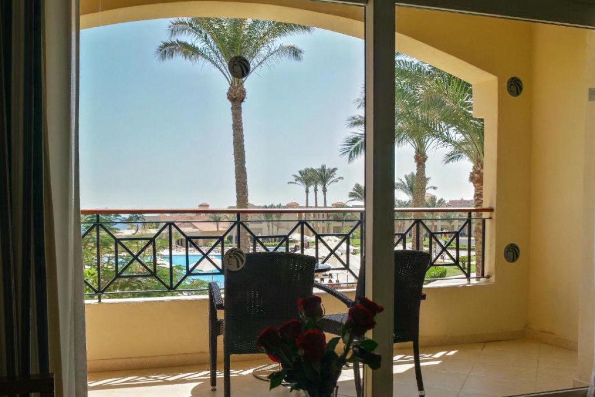 DOUBLE SUPERIOR POOL VIEW ROOM