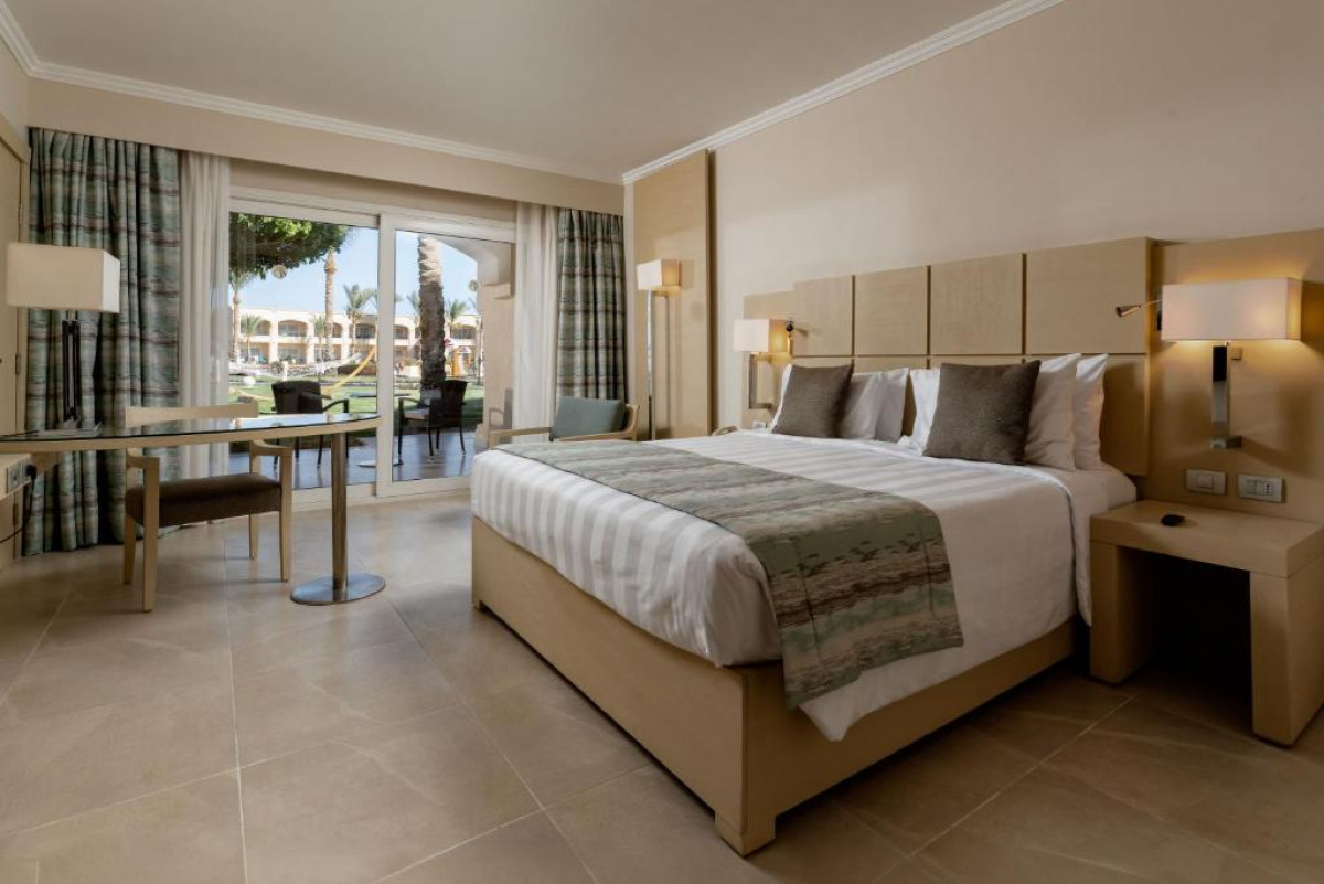 DOUBLE DELUXE POOL VIEW ROOM/CHILD