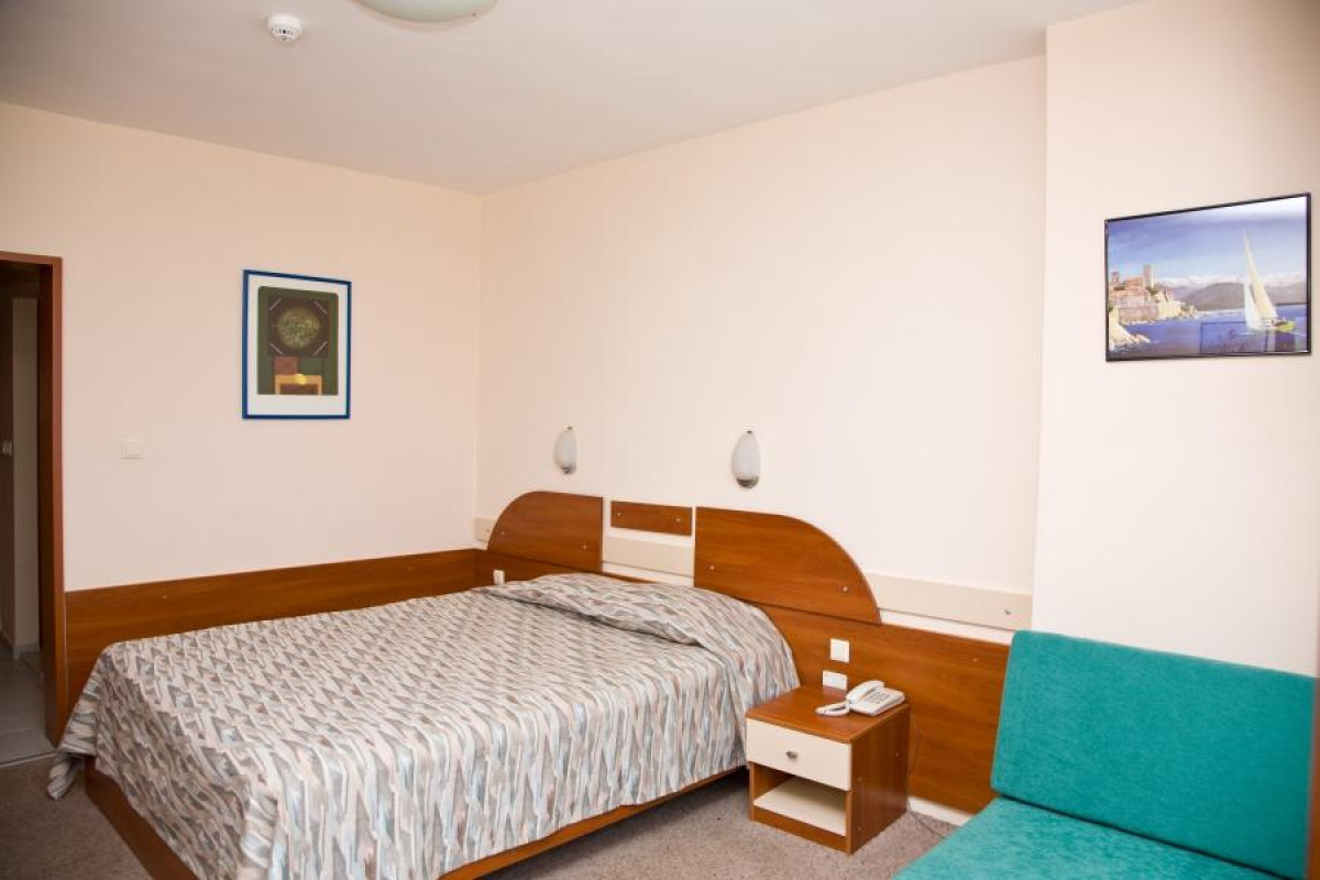 Egyágyas parkra néző szoba