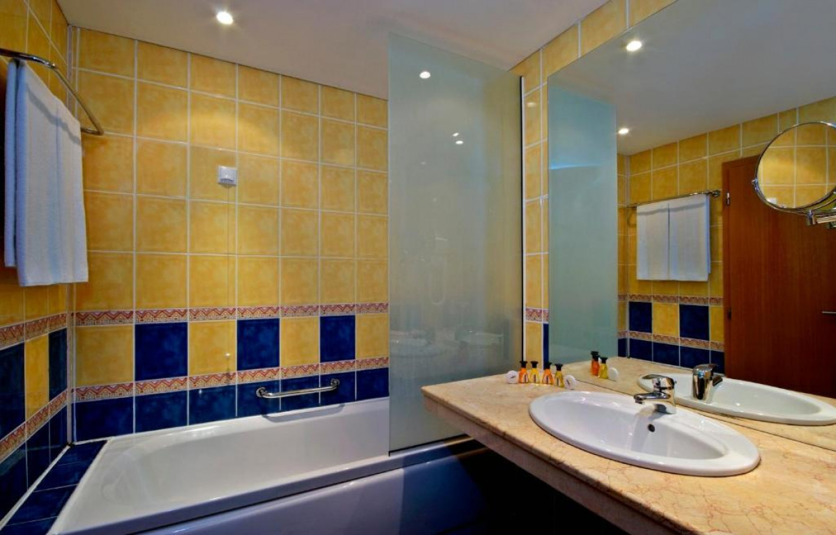 Kétágyas parkra néző szoba