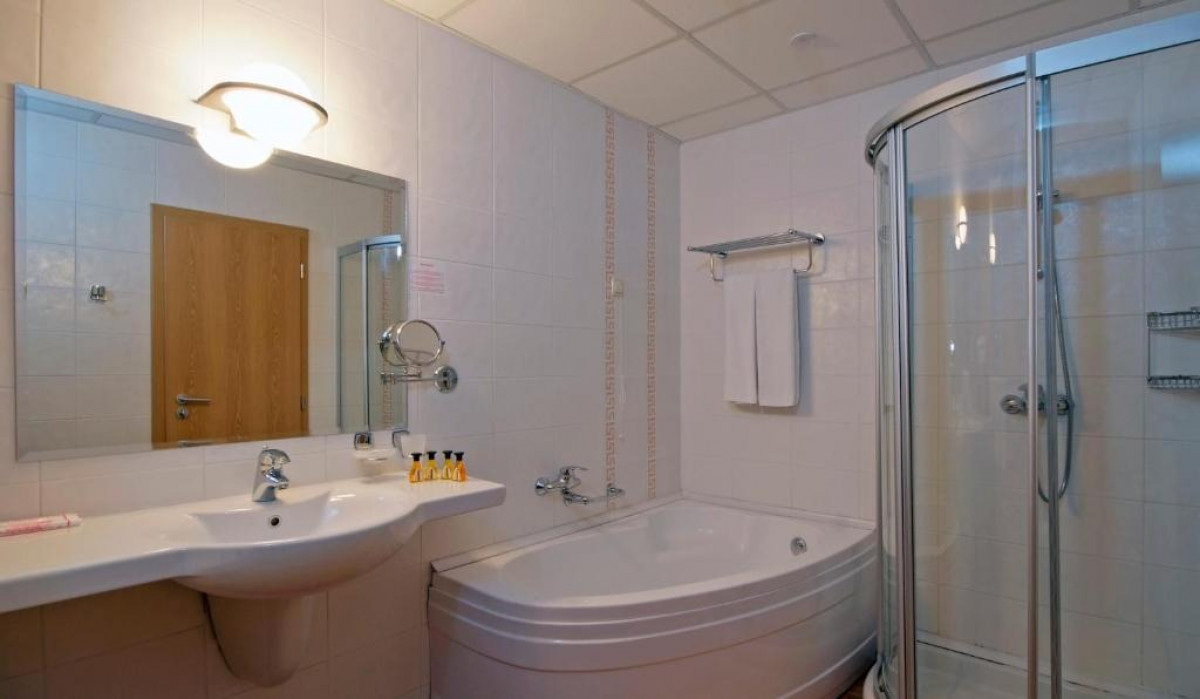 Kétágyas parkra néző szoba