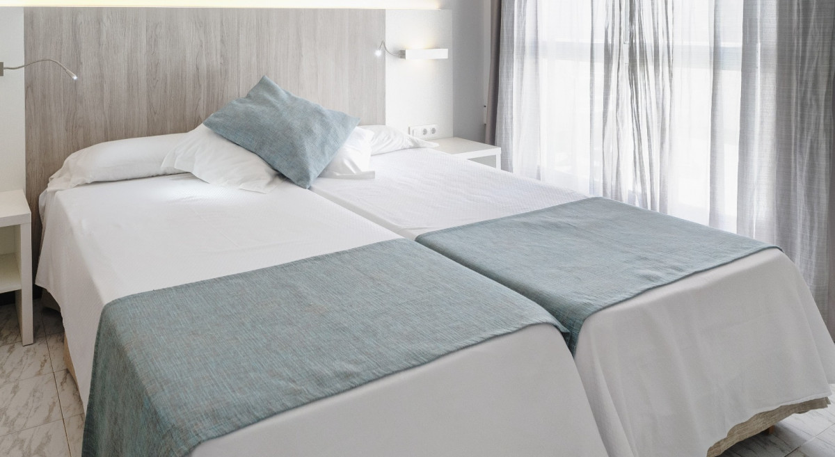 DOUBLE KING BED WITH BALCONY SINGLE USE