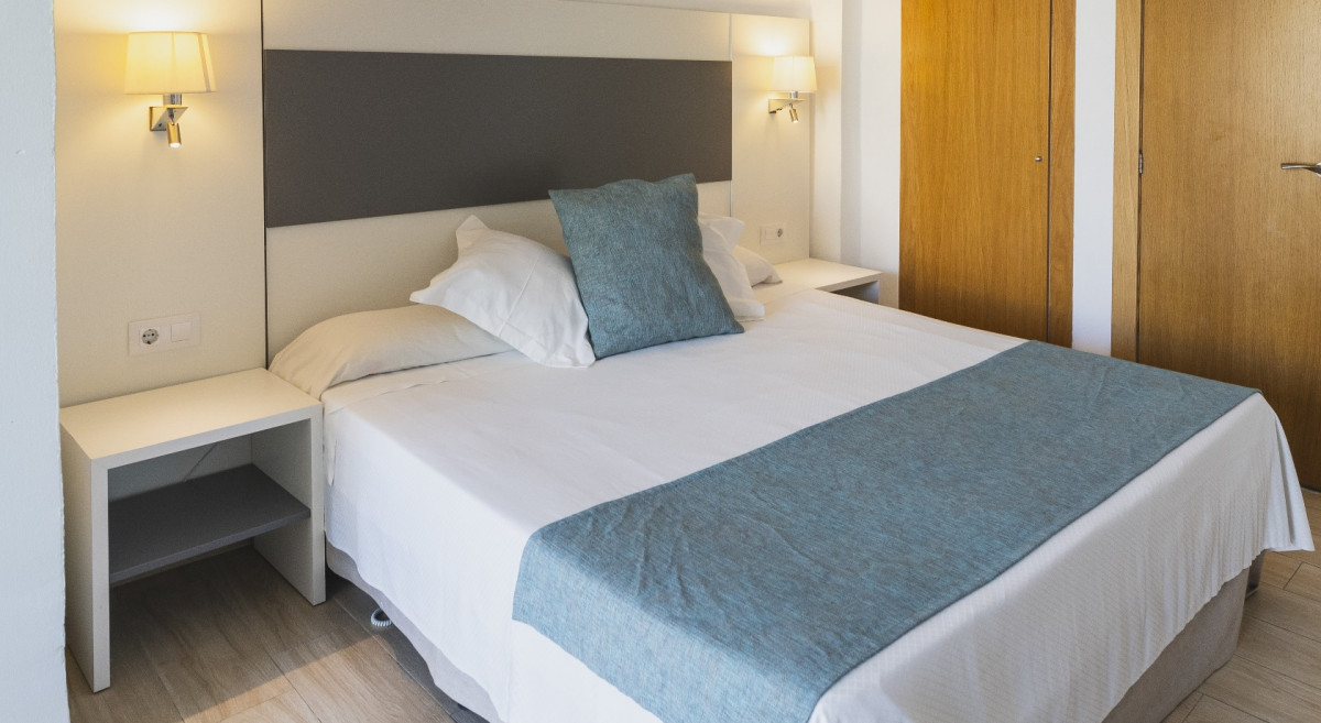 DOUBLE PREMIUM KING BED WITH BALCONY SINGLE USE