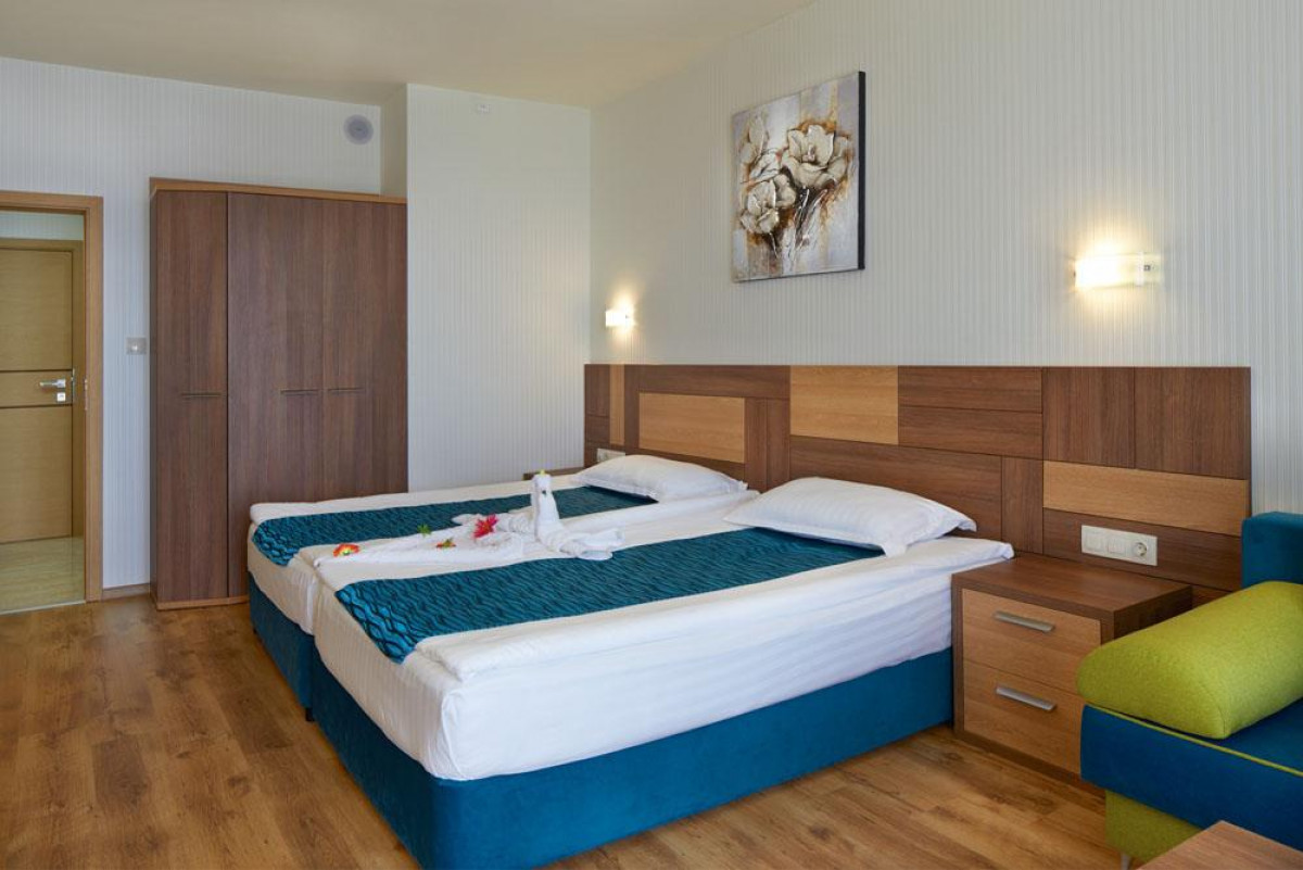 Kétágyas parkra néző szoba