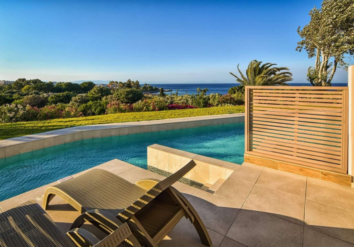 FAMILY DELUXE SWIM UP