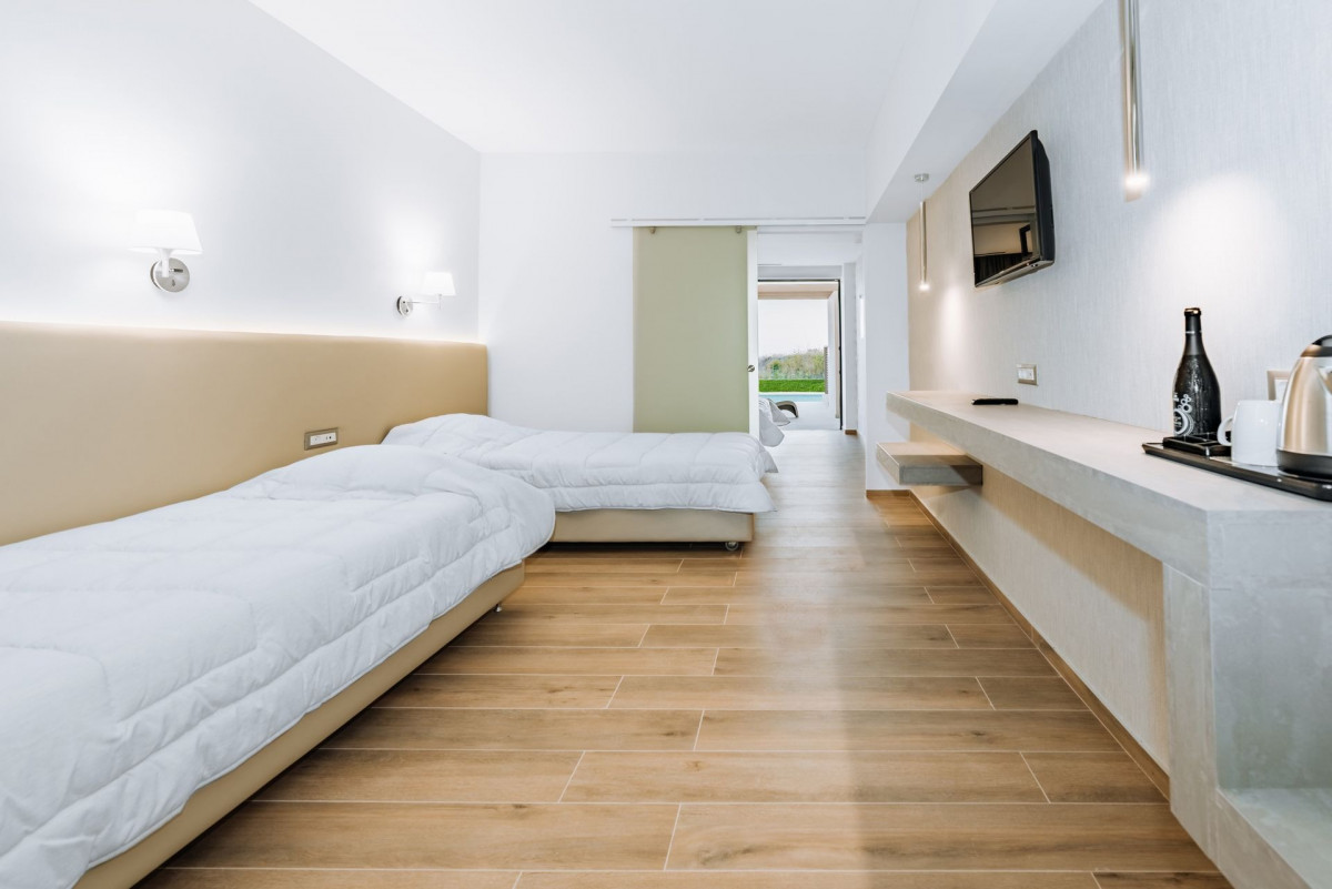 FAMILY DELUXE SWIM UP