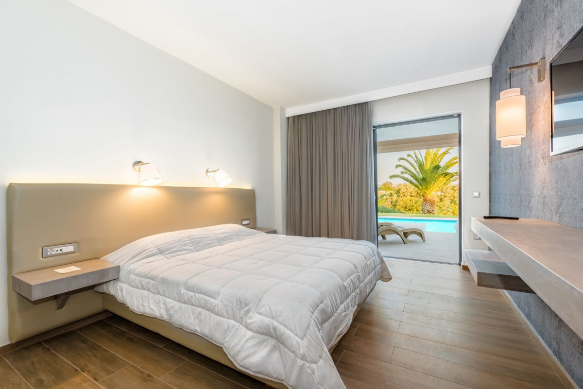 FAMILY DELUXE SWIM UP