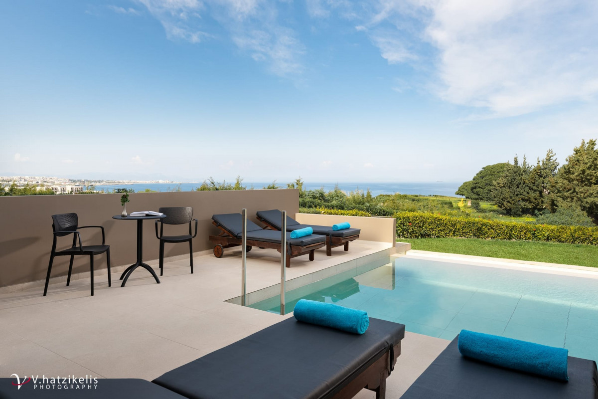 FAMILY DELUXE SWIM UP