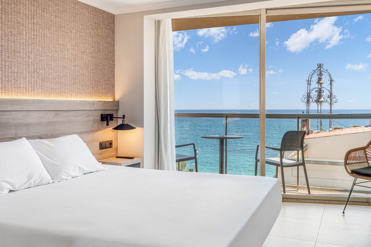 DOUBLE PREMIUM ROOM WITH BALCONY SEA VIEW.
