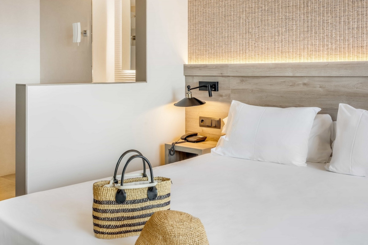 DOUBLE PREMIUM ROOM WITH BALCONY SEA VIEW.