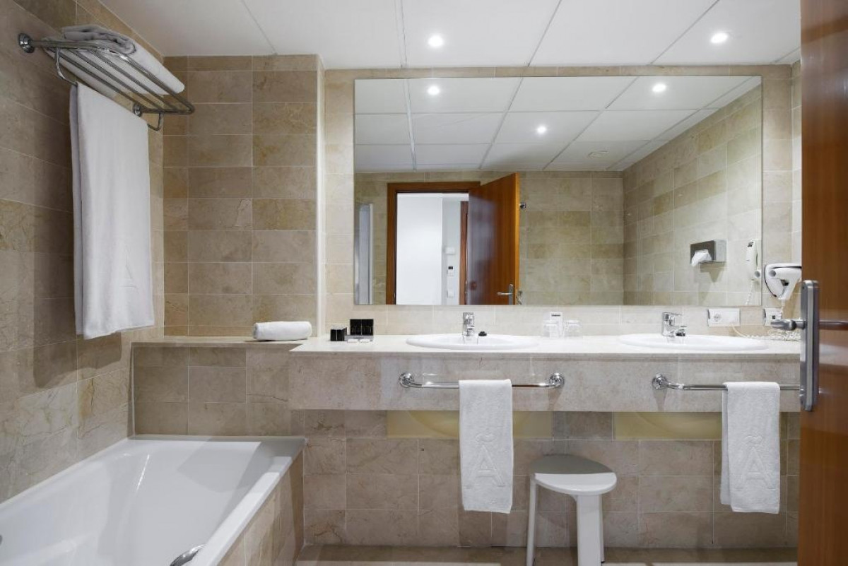 MELIA ROOM SKYLINE VIEWS