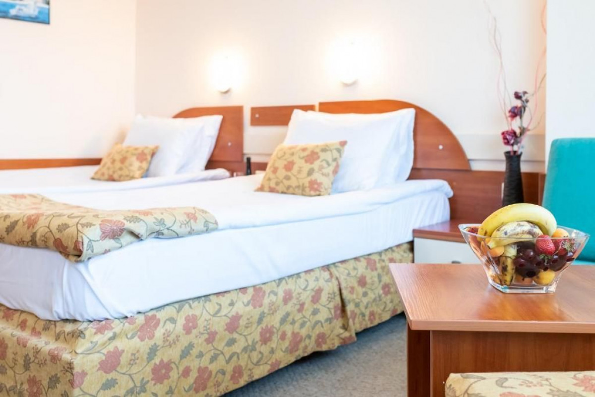 Kétágyas parkra néző szoba