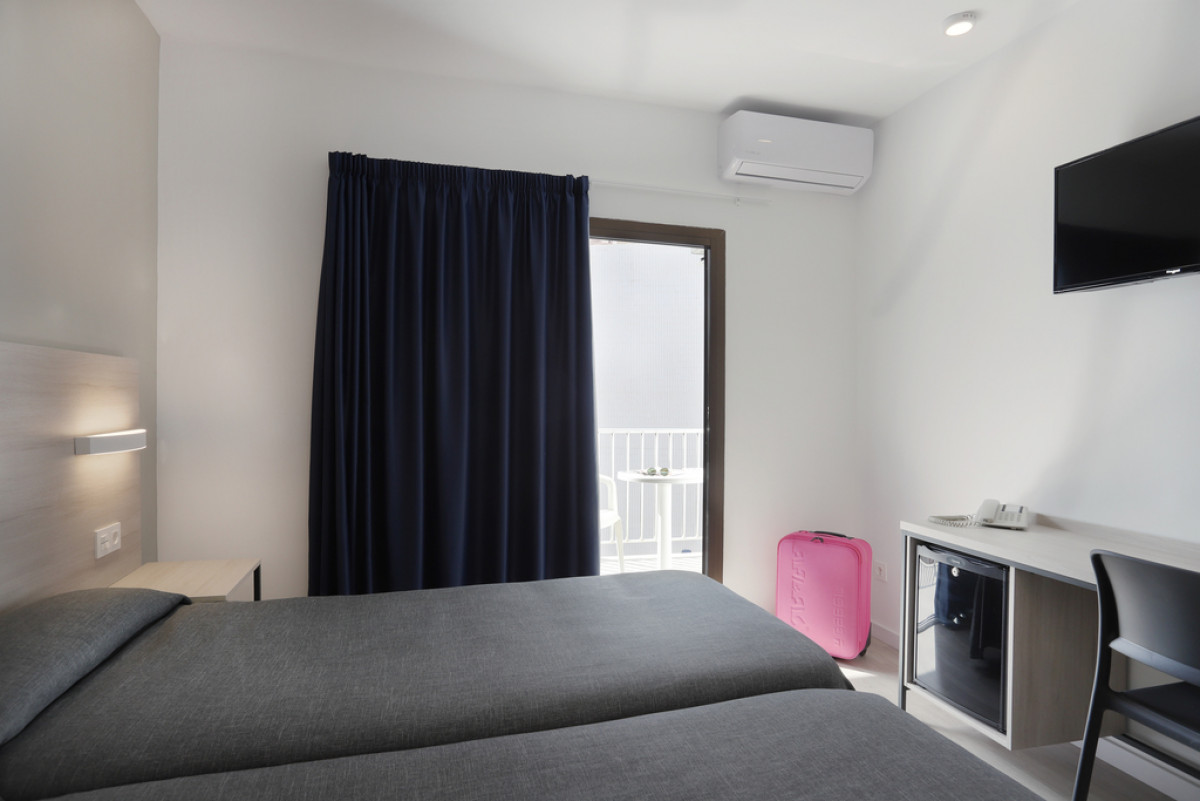 DOUBLE/TWIN STANDARD ROOM WITH TERRACE + EXTRA BED (3+0)